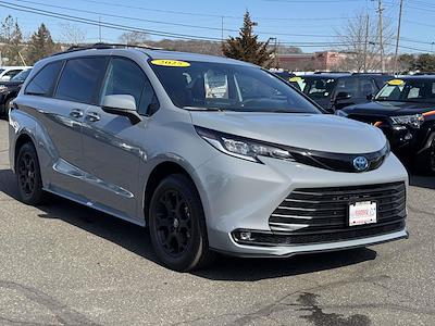 Used 2025 Toyota Sienna - photo 1