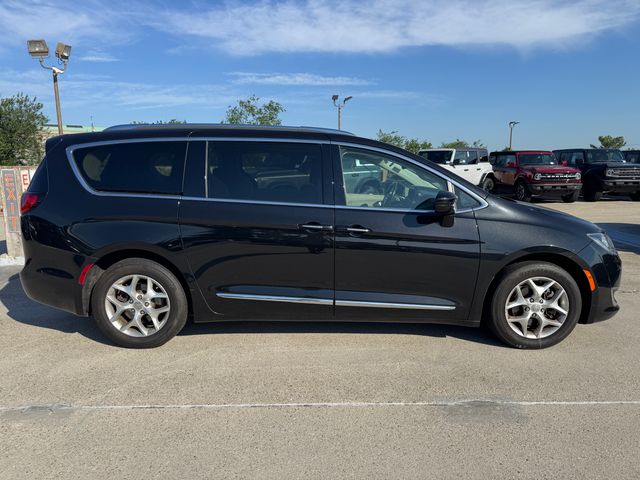 Used 2017 Chrysler Pacifica - photo 2