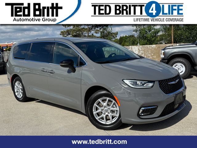 Used 2025 Chrysler Pacifica - photo 1