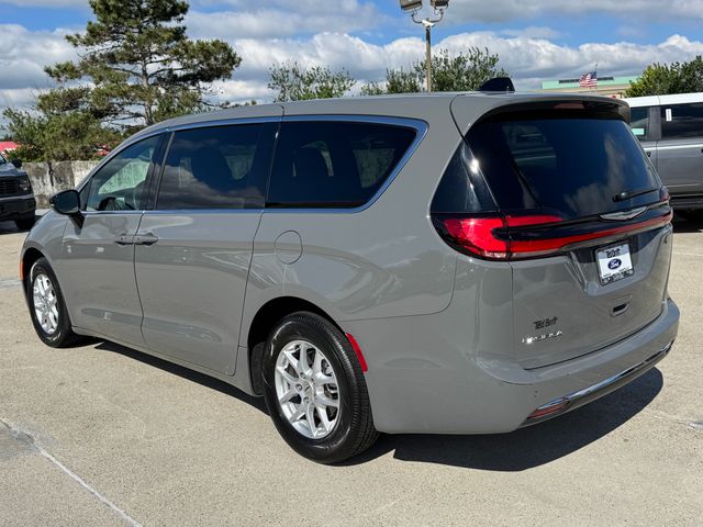 Used 2025 Chrysler Pacifica - photo 12