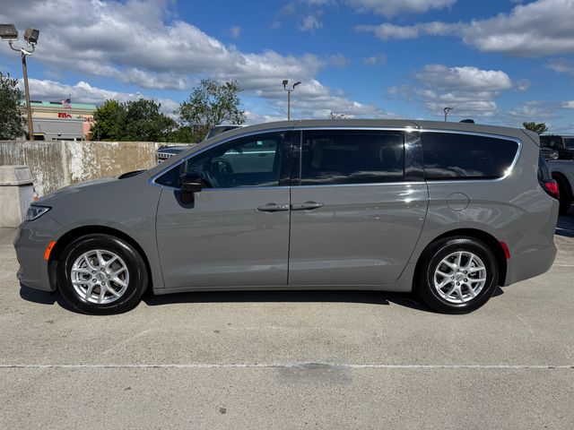 Used 2025 Chrysler Pacifica - photo 13