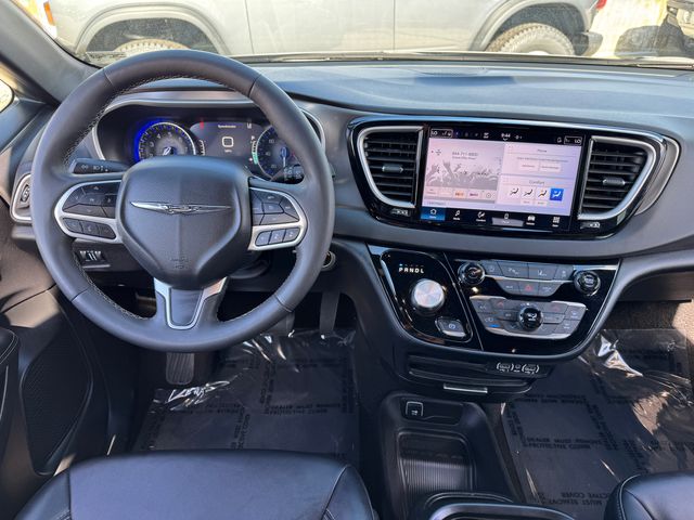 Used 2025 Chrysler Pacifica - photo 6