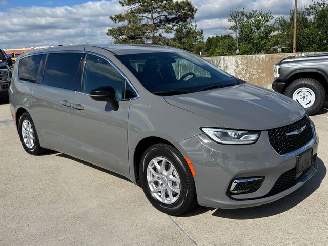 Used 2025 Chrysler Pacifica - photo 8