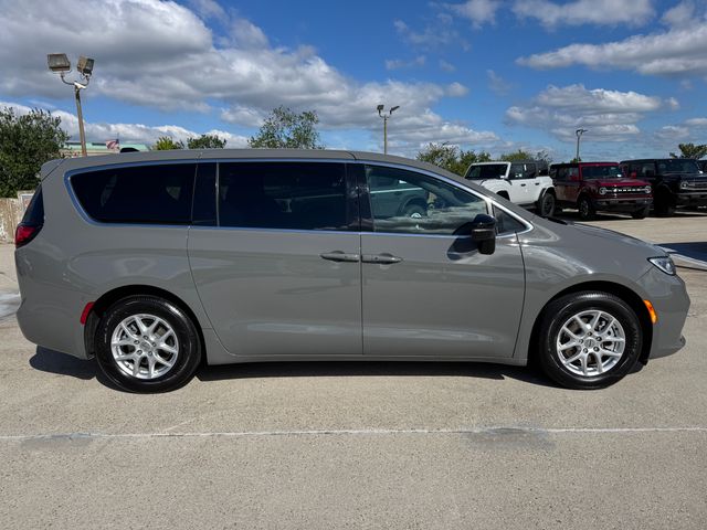 Used 2025 Chrysler Pacifica - photo 9