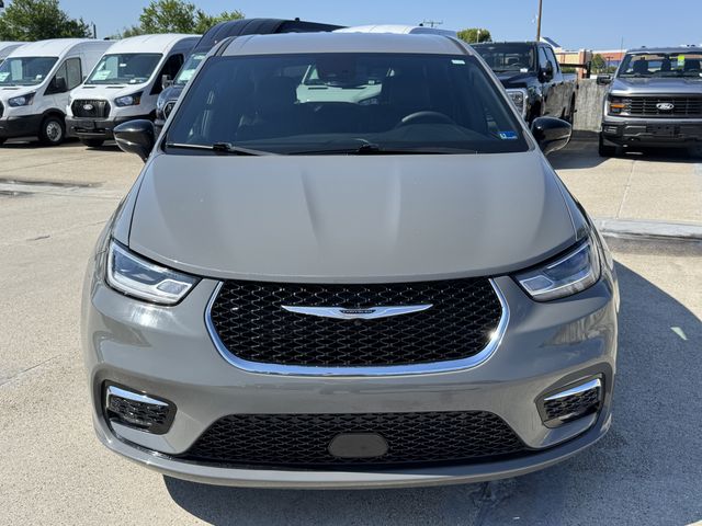 Used 2025 Chrysler Pacifica - photo 2