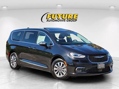 Used 2023 Chrysler Pacifica - photo 1