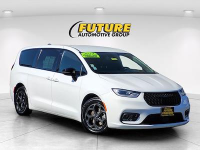 Used 2024 Chrysler Pacifica - photo 1