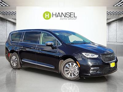 Used 2023 Chrysler Pacifica - photo 1