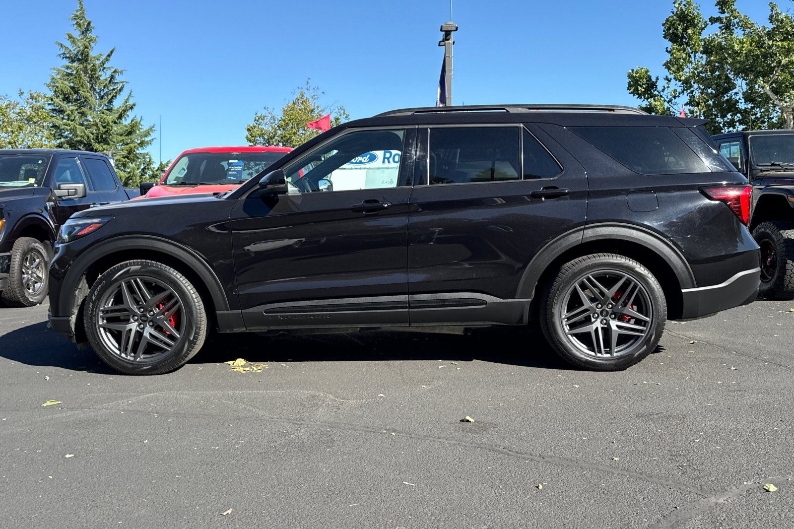 Used 2025 Ford Explorer - photo 6