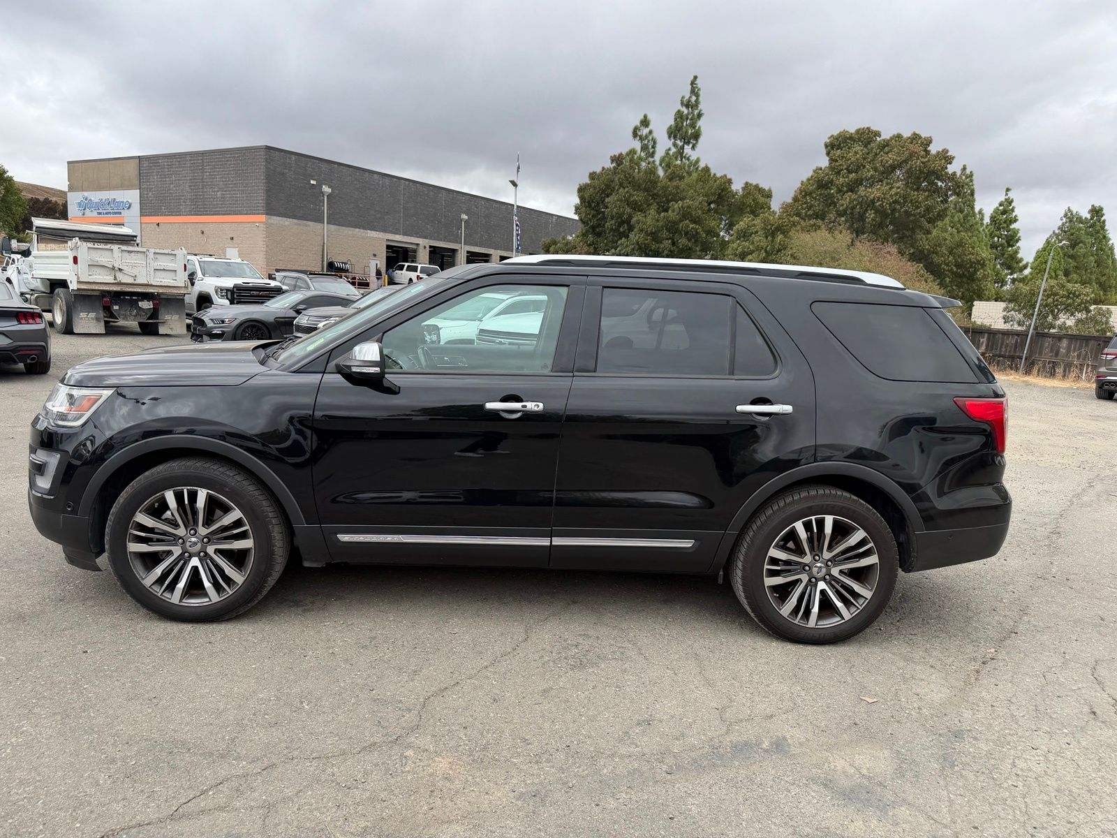 Used 2017 Ford Explorer - photo 2