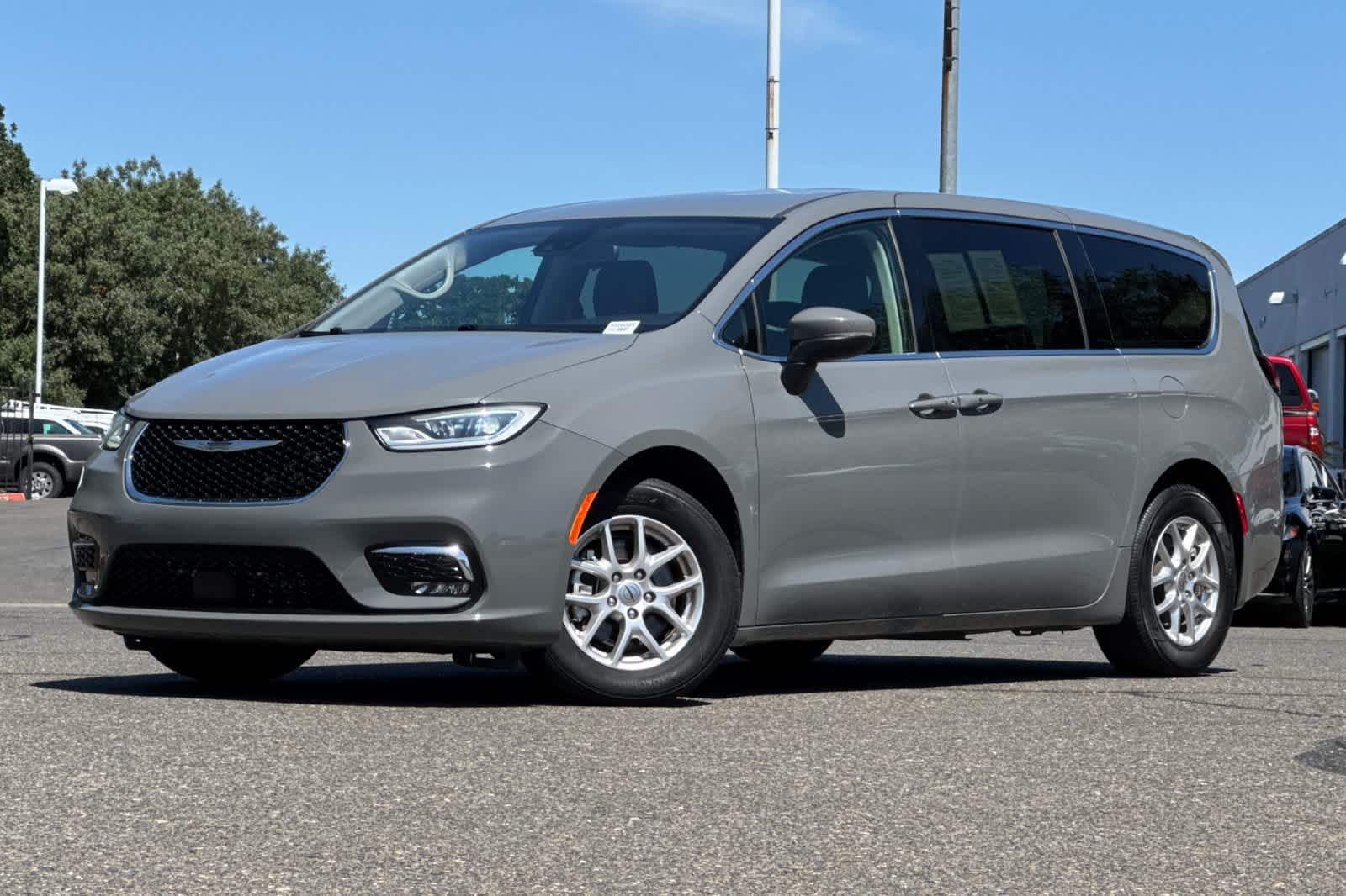 Used 2023 Chrysler Pacifica - photo 1