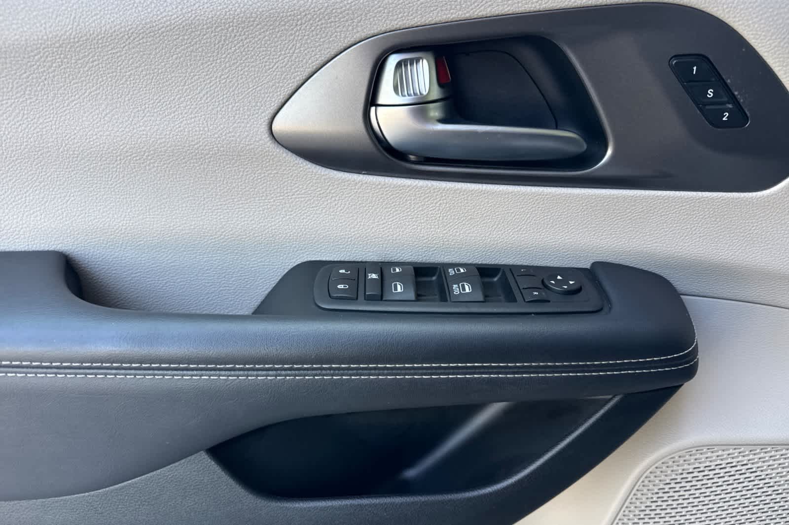 Used 2023 Chrysler Pacifica - photo 14