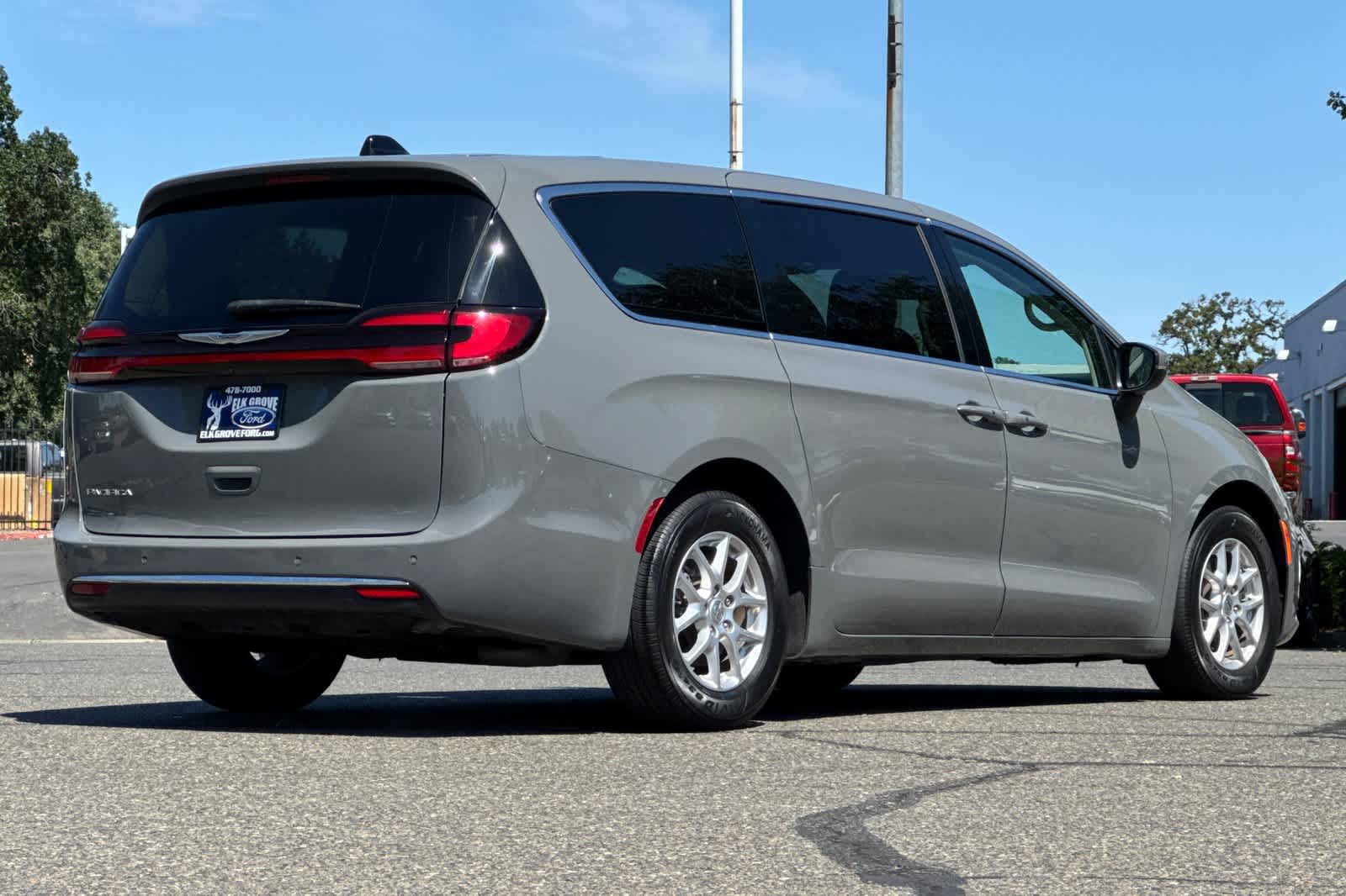 Used 2023 Chrysler Pacifica - photo 6