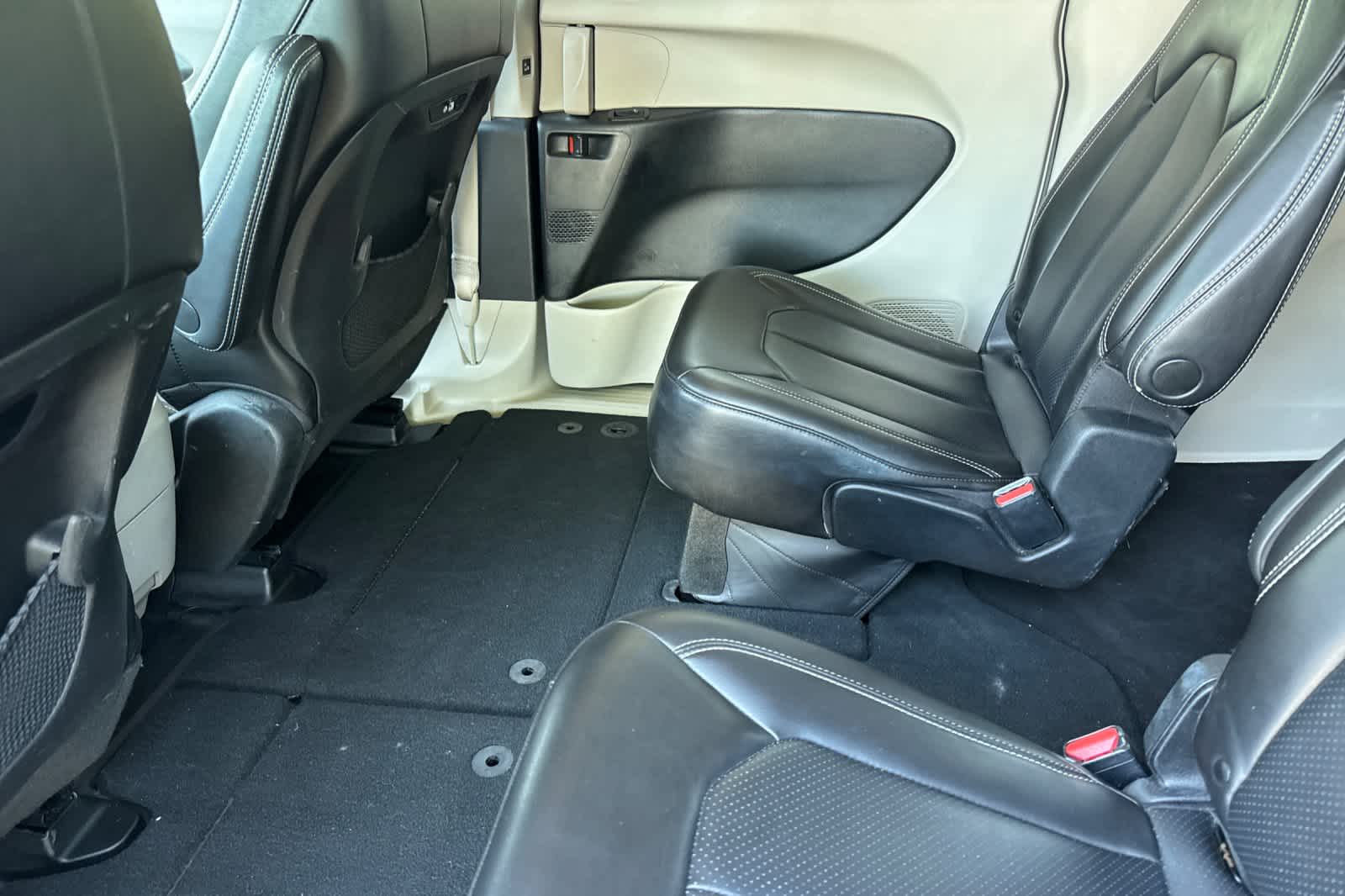 Used 2023 Chrysler Pacifica - photo 8