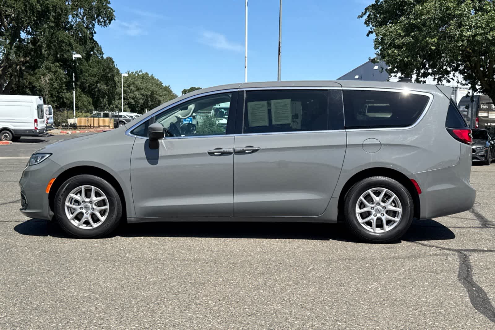 Used 2023 Chrysler Pacifica - photo 9