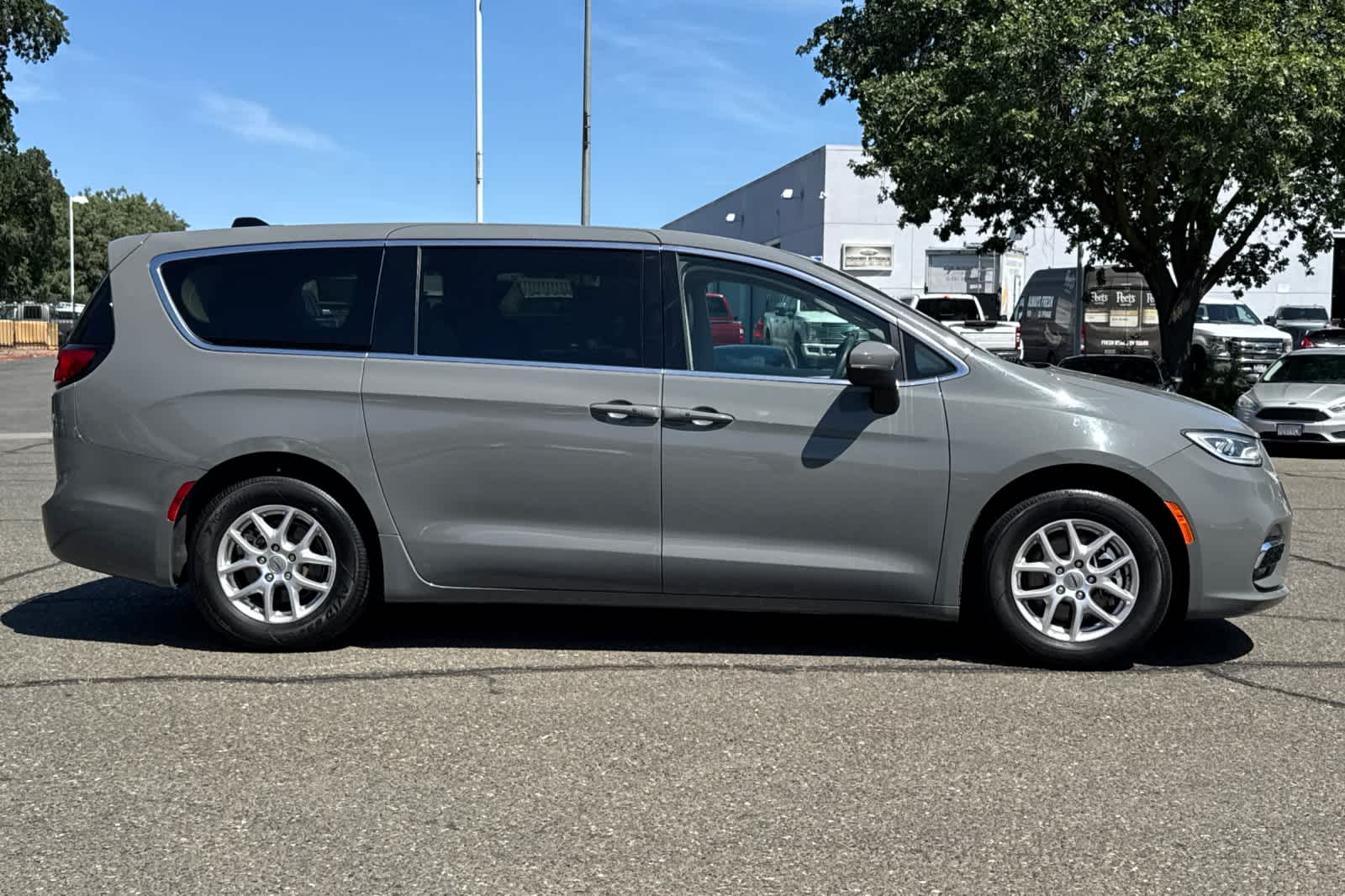 Used 2023 Chrysler Pacifica - photo 10