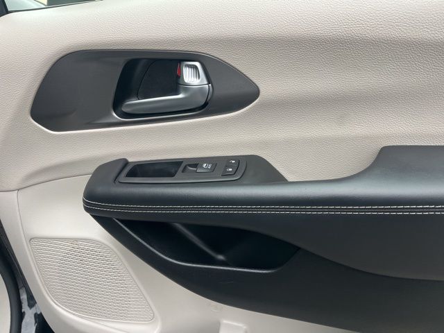 Used 2023 Chrysler Pacifica - photo 22