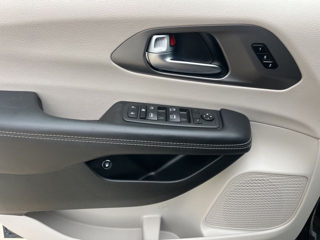 Used 2023 Chrysler Pacifica - photo 41