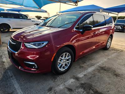Used 2025 Chrysler Pacifica - photo 1