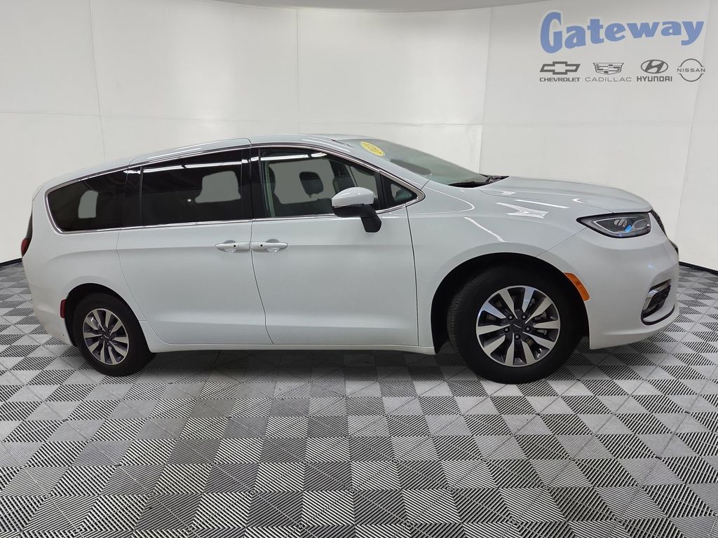 Used 2023 Chrysler Pacifica - photo 1