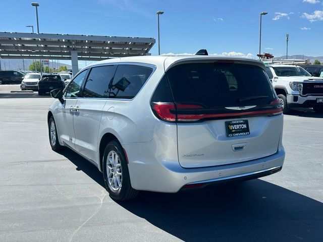 Used 2024 Chrysler Pacifica - photo 2