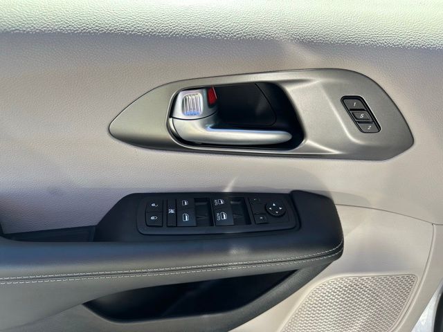 Used 2024 Chrysler Pacifica - photo 6