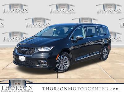 Used 2023 Chrysler Pacifica - photo 1