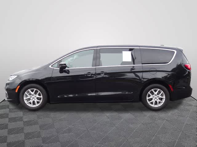 Used 2023 Chrysler Pacifica - photo 2
