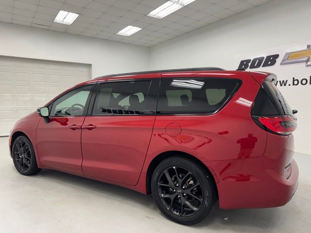 Used 2025 Chrysler Pacifica - photo 2