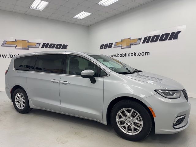 Used 2023 Chrysler Pacifica - photo 7