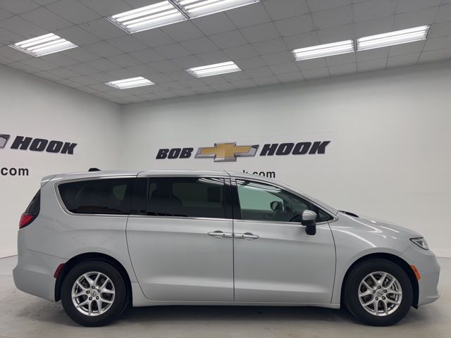 Used 2023 Chrysler Pacifica - photo 8