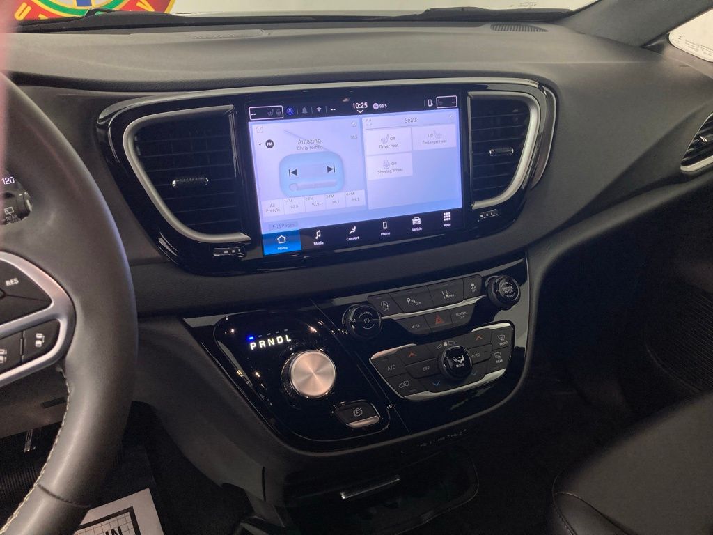 Used 2025 Chrysler Pacifica - photo 6