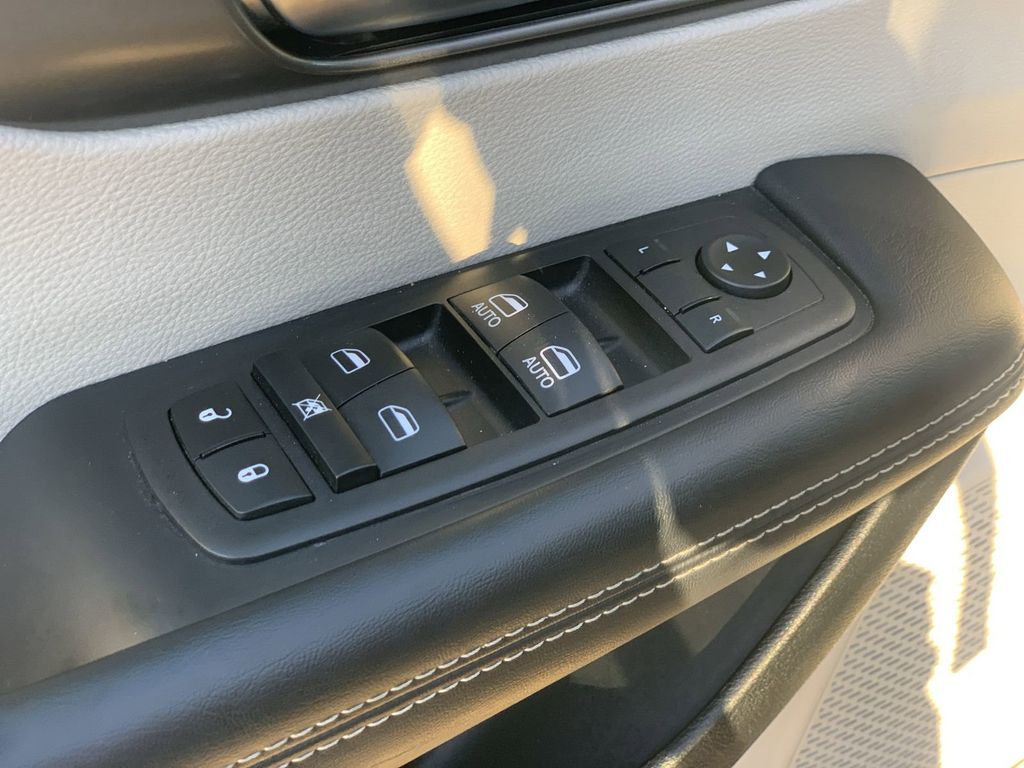 Used 2023 Chrysler Pacifica - photo 22