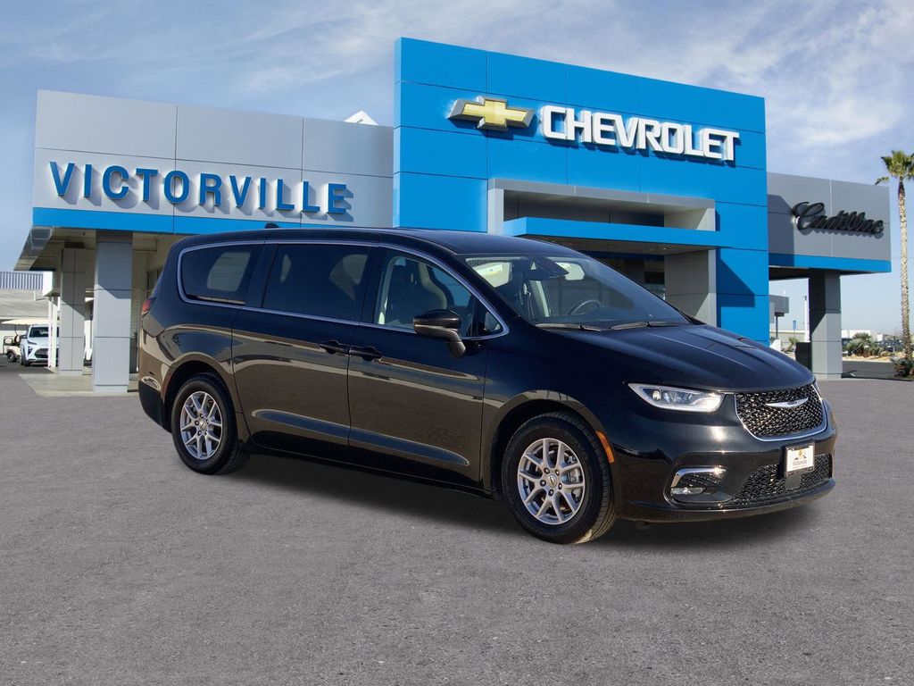 Used 2023 Chrysler Pacifica - photo 2