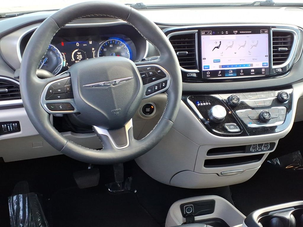 Used 2024 Chrysler Pacifica - photo 2