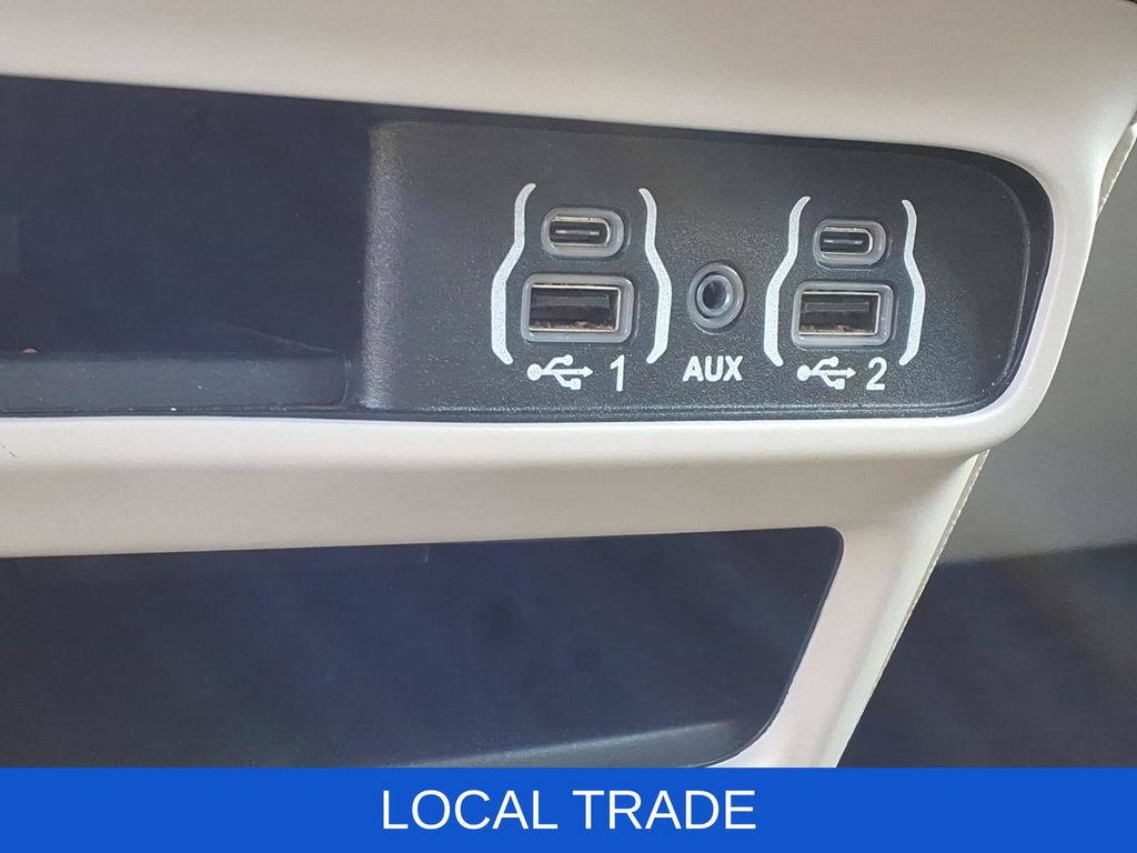 Used 2024 Chrysler Pacifica - photo 11