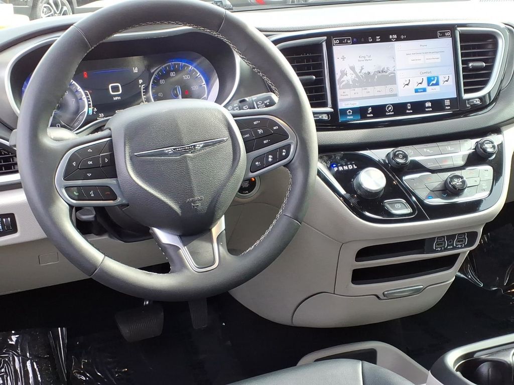 Used 2024 Chrysler Pacifica - photo 2