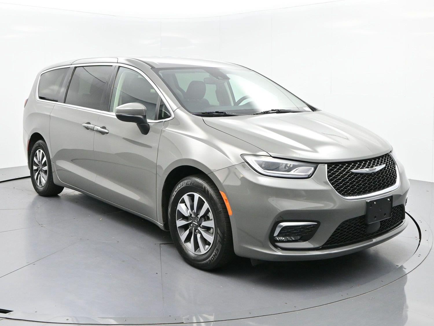Used 2023 Chrysler Pacifica - photo 2