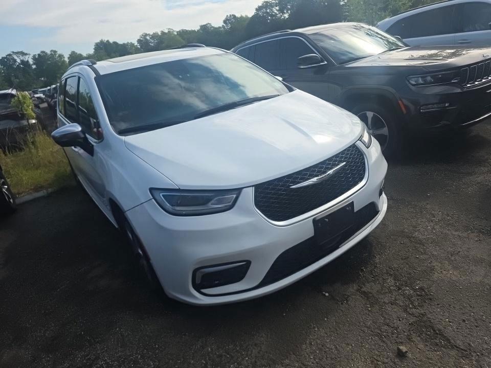 Used 2023 Chrysler Pacifica - photo 2