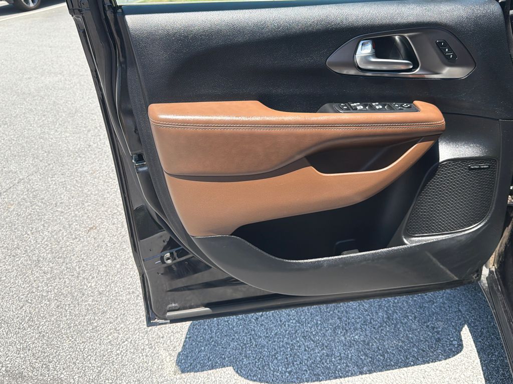 Used 2018 Chrysler Pacifica - photo 11