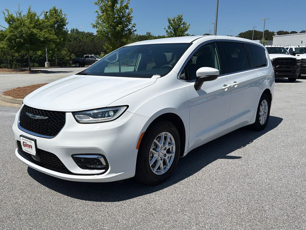 Used 2023 Chrysler Pacifica - photo 6