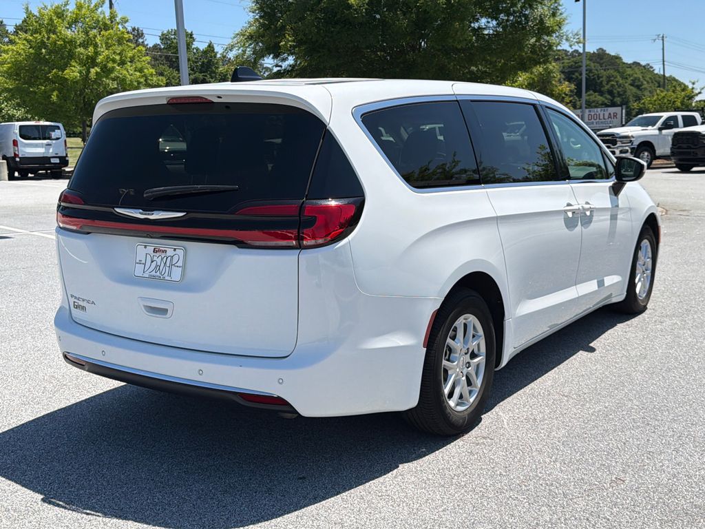 Used 2023 Chrysler Pacifica - photo 2