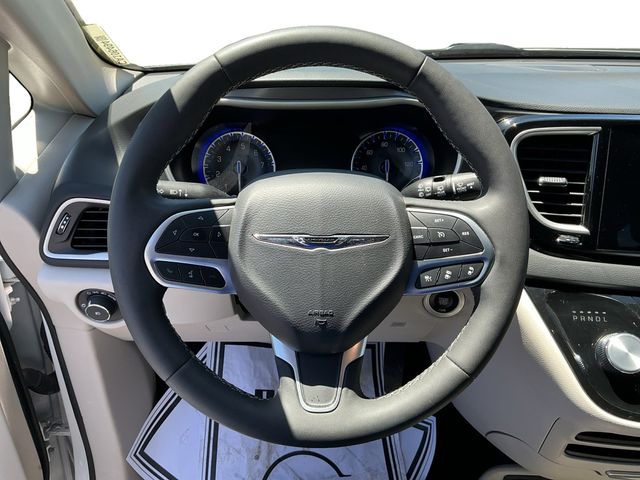 Used 2024 Chrysler Pacifica - photo 5
