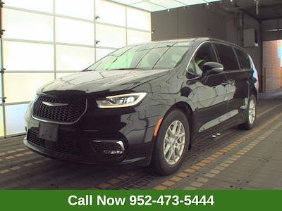 Used 2025 Chrysler Pacifica - photo 1