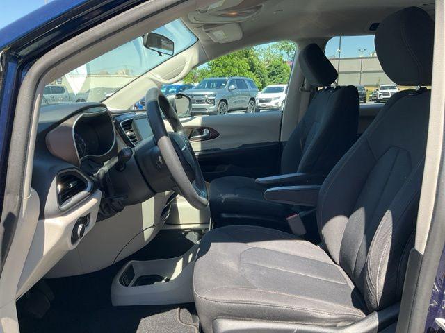 Used 2018 Chrysler Pacifica - photo 2