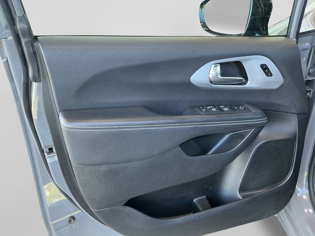 Used 2025 Chrysler Pacifica - photo 13