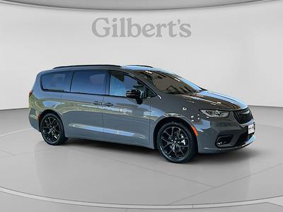 Used 2025 Chrysler Pacifica - photo 1