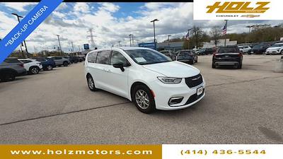 Used 2025 Chrysler Pacifica - photo 2