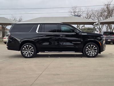Used 2025 Chevrolet Suburban - photo 1