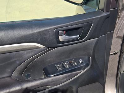 Used 2017 Toyota Highlander - photo 1